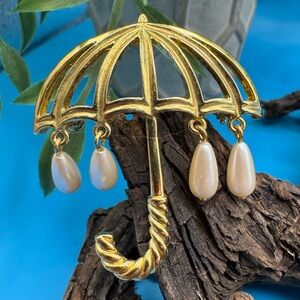 Marvella vintage umbrella with raindrops brooch, EUC. Gold tone.